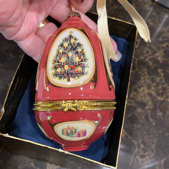 Mr. Christmas Vintage Musical Egg Ornament with Christmas tree & presents motif! - Picture 4 of 8